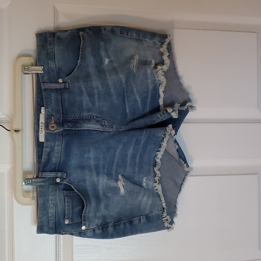 TORRID SIZE 14 JEAN SHORT DISTRESSED